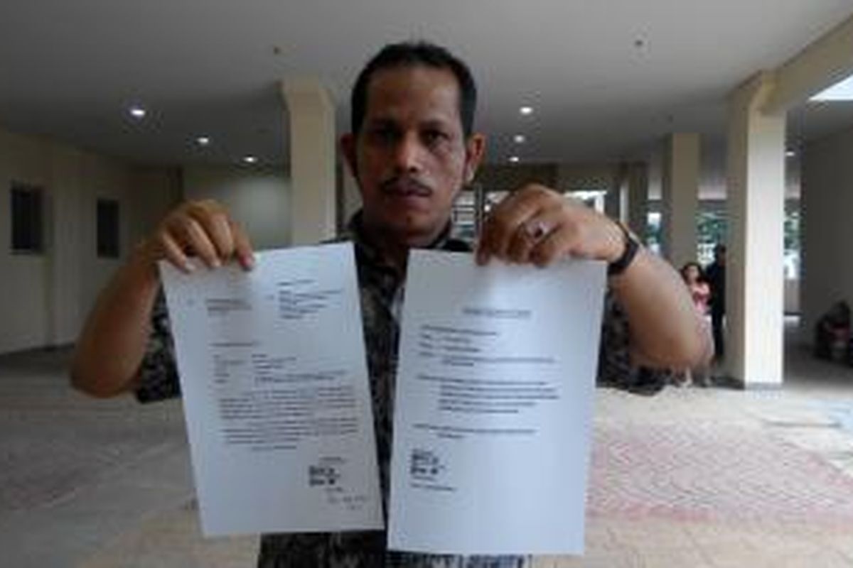 Kepala Unit Pengelola Rusun Wilayah III Dinas Perumahan dan Gedung Pemda DKI, Sayid Ali, menjnjuikan pernyataan dua warga yang menolak penghuni rusunawa Jatinegara Barat, Kamis (20/8/2015).