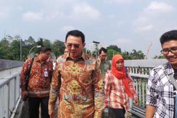 Gubernur DKI Jakarta Basuki Tjahaja Purnama jalan kaki menuju Gedung Badan Pemeriksa Keuangan (BPK) RI, Senin (21/11/2015).