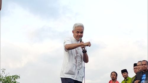 Ganjar Susur Pasar dan Temui Timses Daerah di Wonosobo, Mahfud Ceramah di Padang
