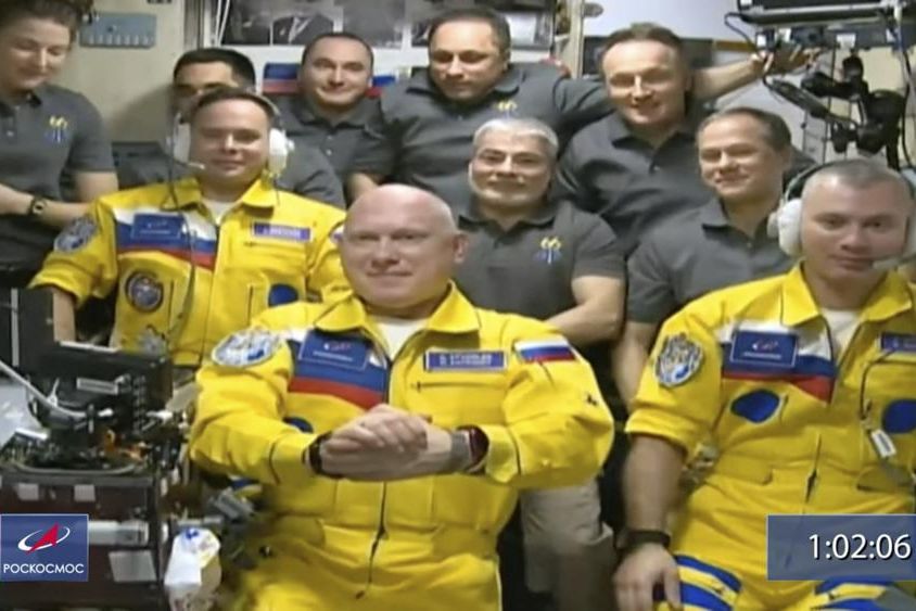 3 Kosmonaut Rusia Tiba di Stasiun Luar Angkasa dengan Seragam Kuning-Biru Khas Ukraina, Ini Penjelasan Mereka