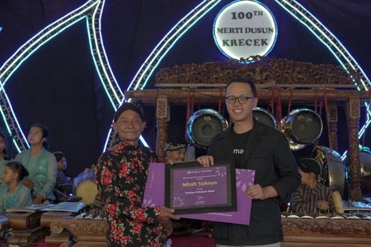 Mbah Sukoyo, tokoh masyarakat adat Dusun Krecek, Kabupaten Temanggung, Jawa Tengah menerima anugerah Amartha Local Heroes 2023.
