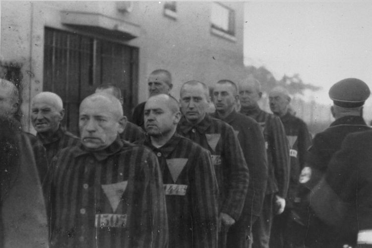 Para tahanan dikumpulkan di kamp konsentrasi Sachsenhausen pada 1938
