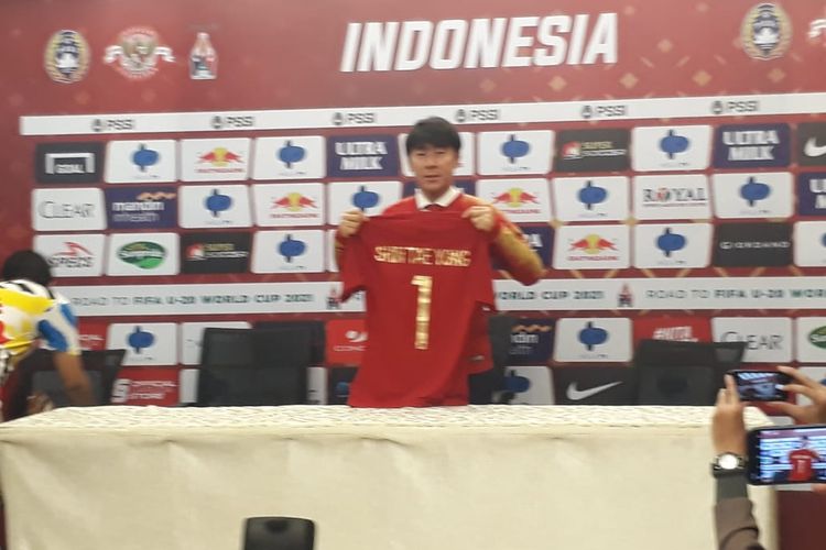 Shin Tae-yong saat diperkenalkan menjadi pelatih baru timnas Indonesia di Stadion Pakansari, Sabtu 28 Desember 2019.