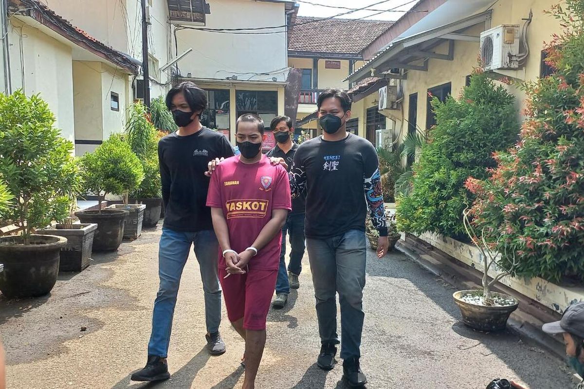 Pelaku pembunuhan kepada Saki (60) yang ditemukan bersimbah darah di pinggir jalan digelandang di Mapolres Pasuruan Kota.