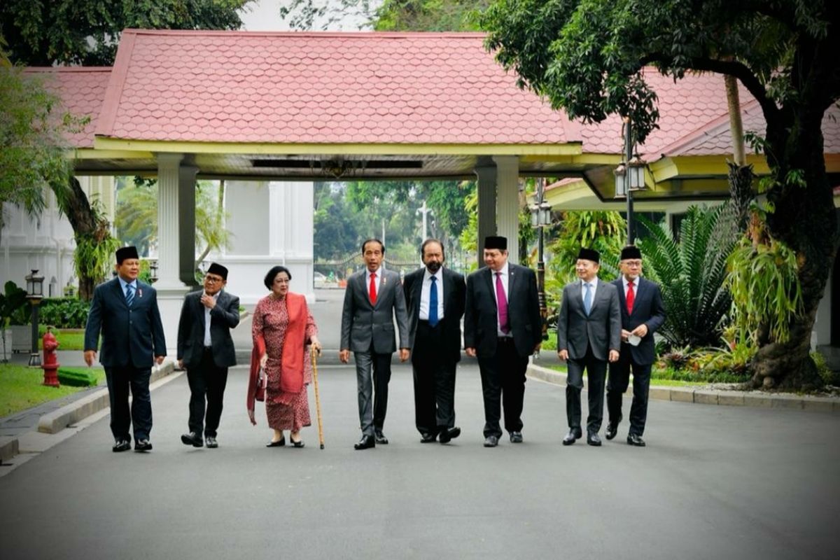 Presiden Joko Widodo bersama tujuh ketum parpol koalisi pemerintah saat berjalan bersama menuju Istana Negara, Rabu (15/6/2022).