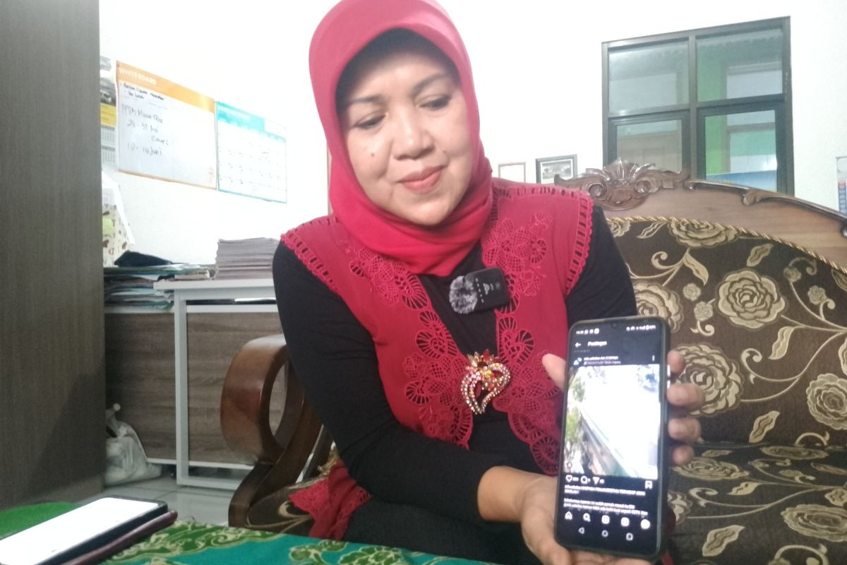 Wakil Kepala Sekolah (Wakasek) Bidang Kesiswaan SMP Negeri 19 Kota Bandung, Ningrum Soleha saat menunjukan video viral siswanya yang menjadi korban jambret di depan Gerbang SMP Negeri 19 Kota Bandung, Jalan Sadang Luhur, Kelurahan Sekeloa, Kecamatan Coblong.