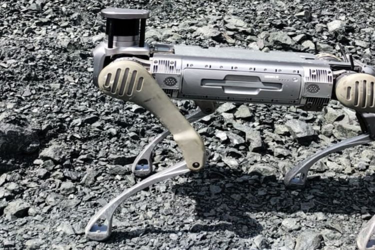 Robot quadruped Unitree H2 beroperasi secara mandiri di fasilitas industri tanpa membutuhkan koneksi internet berkat kemampuan komputasi AI yang tertanam langsung di perangkat.