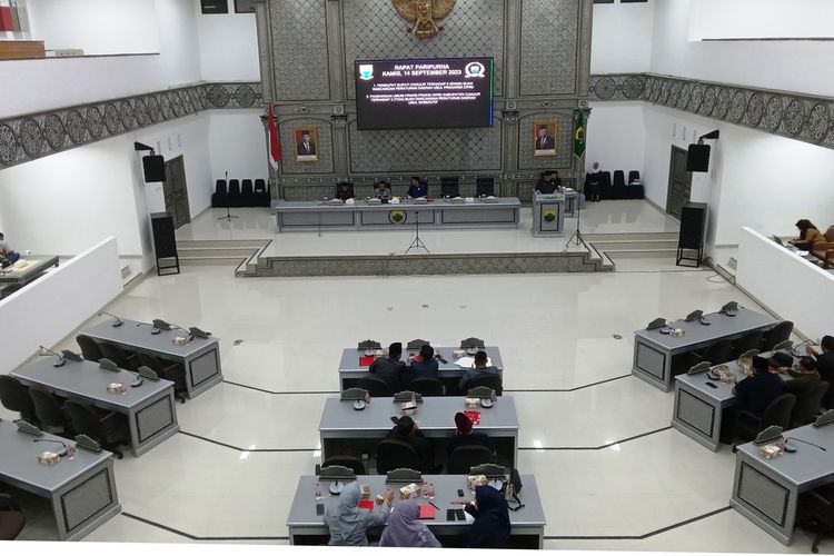 Kegiatan rapat anggota DPRD Kabupaten Cianjur, Jawa Barat yang digelar Kamis (14/9/2023) sempat diwarnai kericuhan saat dua anggota dewan nyaris terlibat baku pukul.