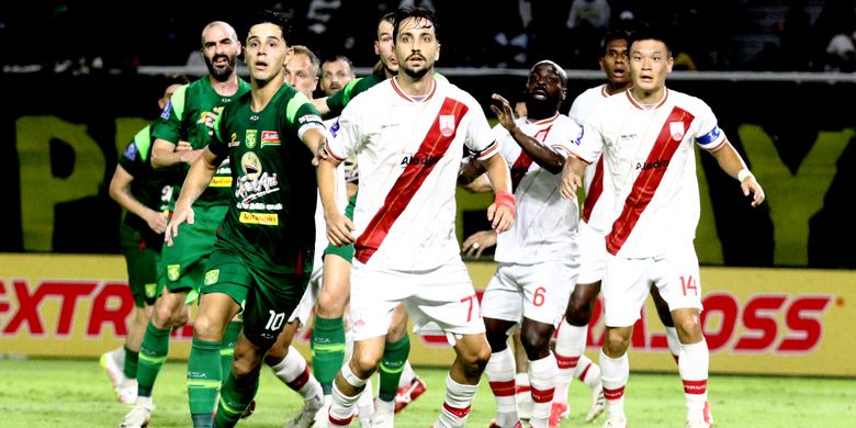 Pemain Persebaya Surabaya Bruno Moreira siap berduel dengan pemain Persis Solo Andriano Duerte Castanheira pada laga pekan ke-11 SUper League 2025-2026 yang berakhir dengan skor 2-1 di Stadion Gelora Bung Tomo Surabaya, Jawa Timur, Minggu (2/11/2025) malam.