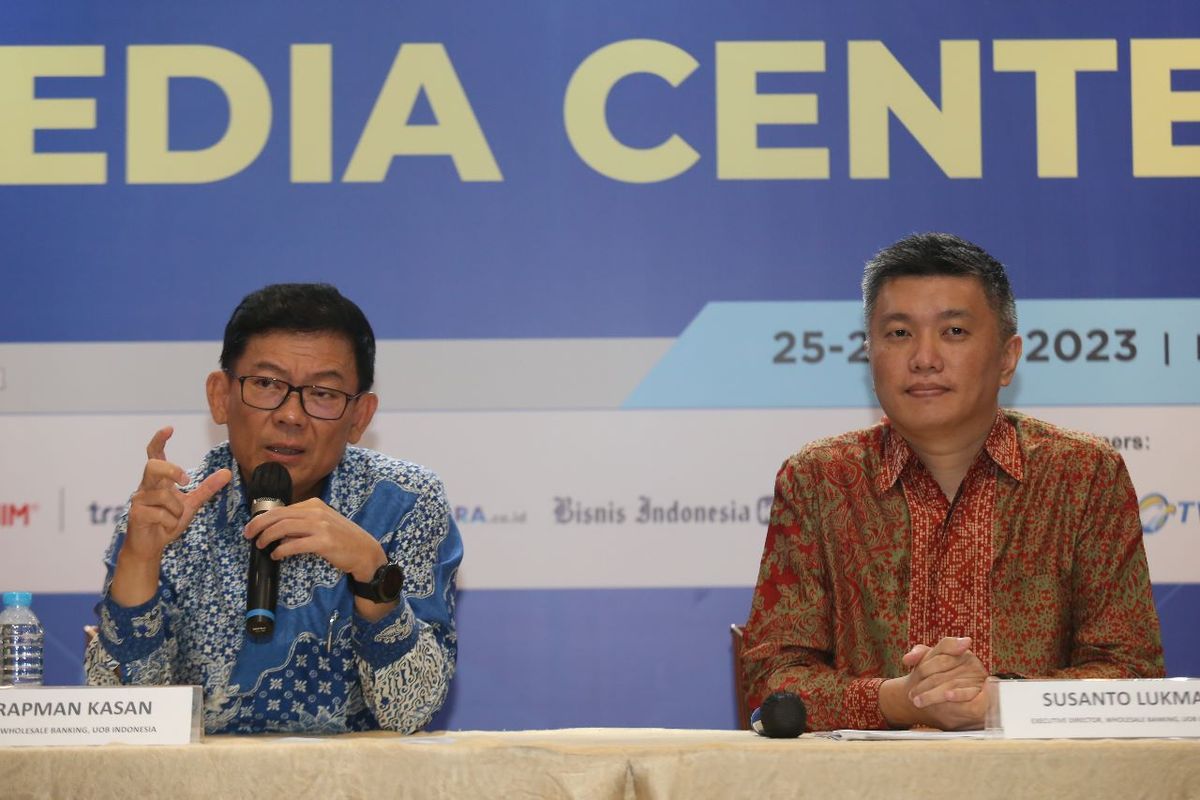 Direktur Wholesales Banking UOB Indonesia Harapman Kasan (kiri) didampingi oleh Executive Director, Wholesale Banking, UOB Indonesia Susanto Lukman berdiskusi dengan media pada acara Peluncuran U-Solar 2.0 UOB Indonesia di Birawa Assembly Hall, Hotel Bidakara, Jakarta pada Selasa (25/7/2023). 