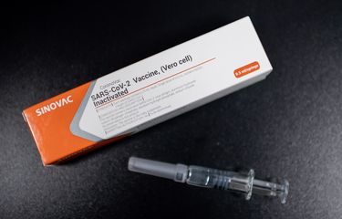 Satu paket vaksin eksperimental untuk Covid-19 di Quality Control Laboratory di the Sinovac Biotech, Beijing, China. Gambar diambil pada 29 April 2020. 