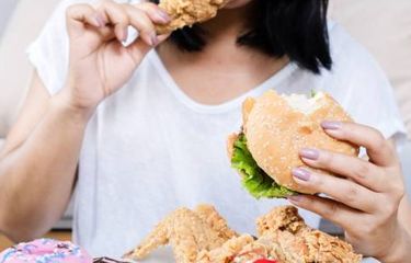 hindari makanan pemicu asam lambung sebelum tidur.