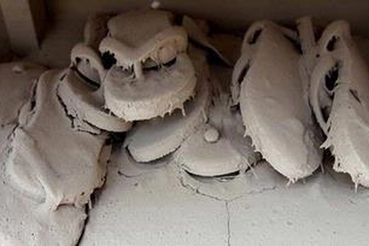 Puing di rumah warga yang hancur diterjang awan panas letusan Gunung Merapi di Dusun Kinahrejo, Desa Umbulharjo, Cangkringan, Sleman, DI Yogyakarta, Rabu (27/10/2010). Akibat letusan gunung berapi ini, ribuan warga mengungsi, ratusan rumah hancur, dan 26 orang meninggal dunia.