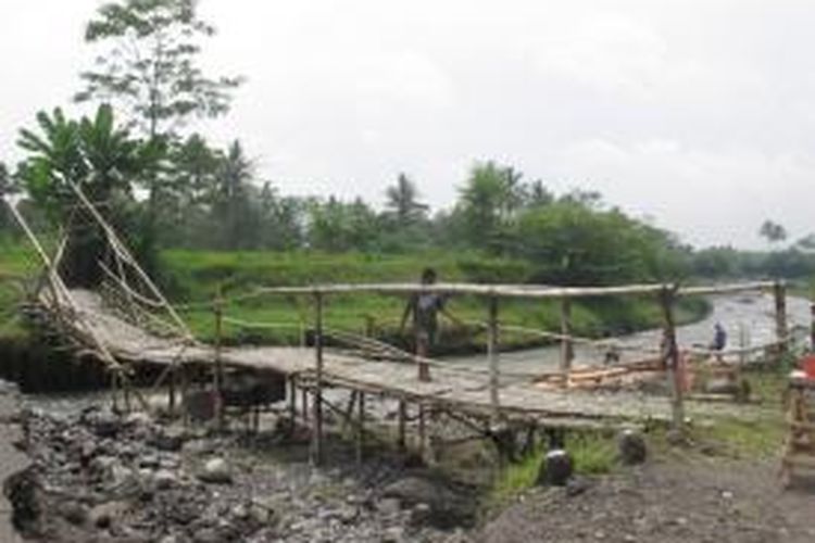 Sebuah jembatan darurat penghubung antar Desa Adikarto, Kecamatan Muntilan dan Desa Ngrajek, Kecamatan Mungkid, Kabaten ambrol akibat terjangan lahar dingin Merapi, Senin (13/1/2014) lalu.