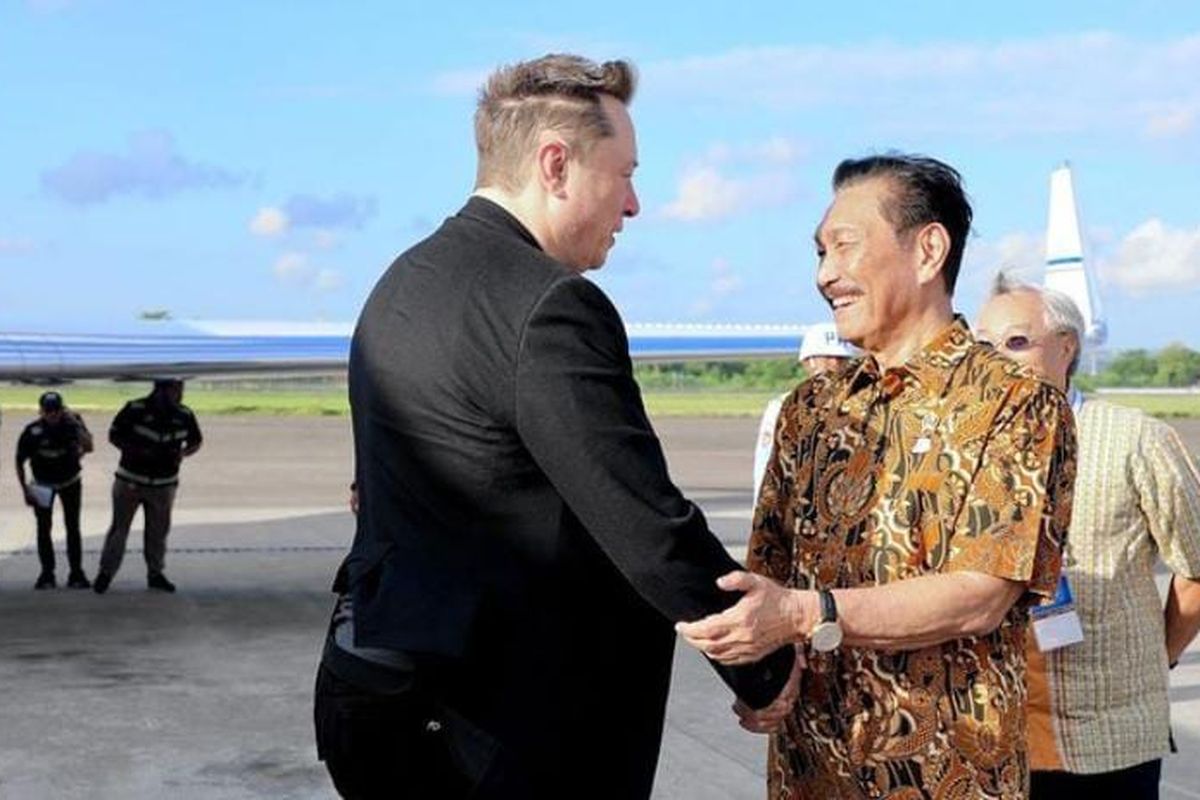Menteri Koordinator Bidang Kemaritiman dan Investasi Luhut Binsar Pandjaitan menyambut kedatangan pendiri Tesla dan SpaceX Elon Musk di Bali, Minggu (19/5/2024). (Tangkapan layar)