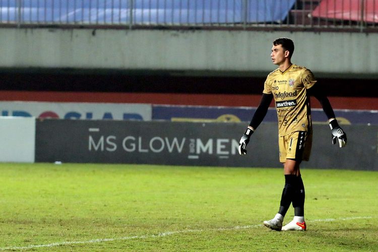 Penjaga gawang Bali United Nadeo Agrawinata saat pertandingan pekan 15 Liga 1 2021 yang berakhir dengan skor 0-0 di Stadion Maguwoharjo Sleman, Minggu (5/12/2021) malam.