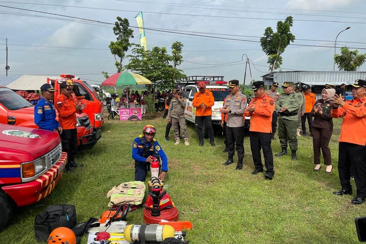 CEK ALAT—Bupati Madiun Hari Wuryanto mengecek kesiapan alat milik BPBD dan Damkar Kabupaten Madiun dalam apel kesiapsiagaan bencana hidrometeorologi di Desa Kuwu, Kecamatan Balerejo, Kabupaten Madiun, Jawa Timur, Kamis (11/12/2025).