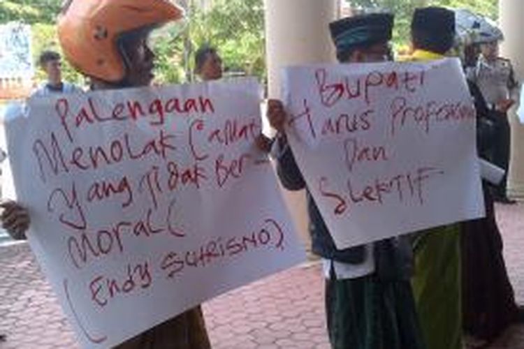 Aksi penolakan masyarakat Kecamatan Palengaan, Pamekasan, terhadap Camat yang terlibat kasus perselingkuhan. 