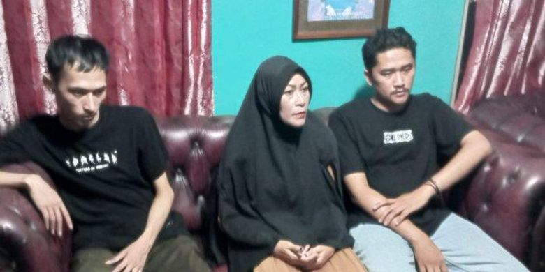 Mimin Mintarsih bersama kedua anaknya saat ditemui di rumahnya, Kamis (19/10/2023)
