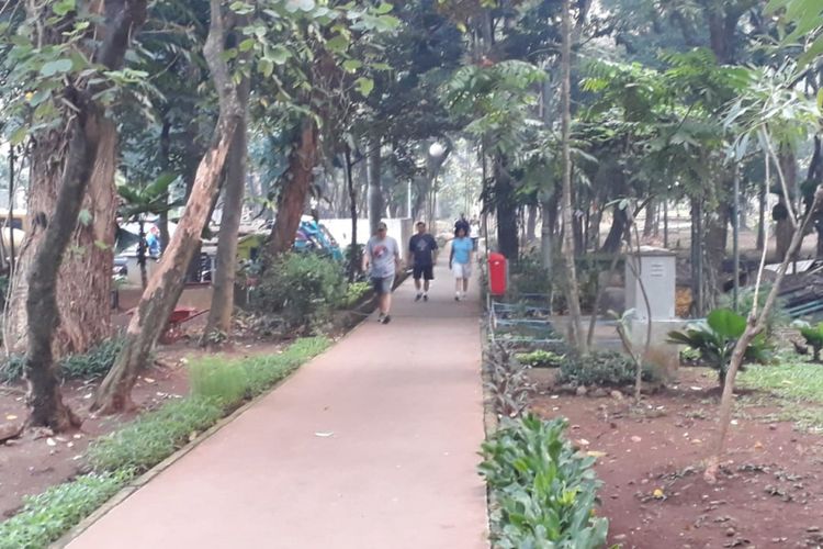 Warga berolahraga di Kebun Bibit Tebet, Jakarta Selatan, Jumat (27/7/2018).