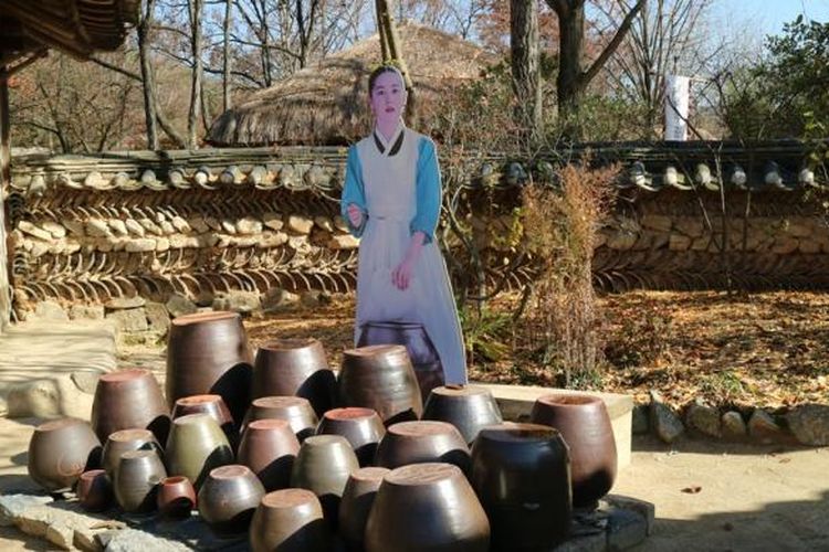 Serial drama sejarah korea, Jewel In The Palace mengambil lokasi syuting di Korean Folk Village. 