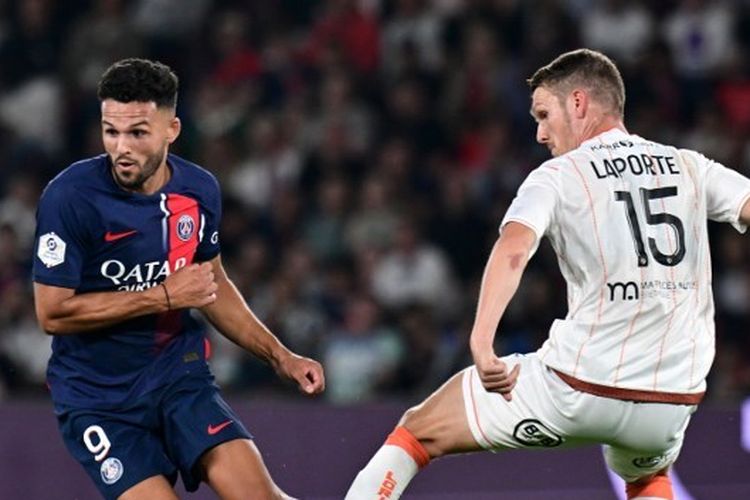 Penyerang PSG, Goncalo Ramos, tengah berebut bola dengan bek Lorient, Julien Laporte, dalam pekan pertama Ligue 1 yang mempertemukan PSG vs Lorient di Parc des Princes pada 12 Agustus 2023. (Foto oleh Miguel MEDINA / AFP)