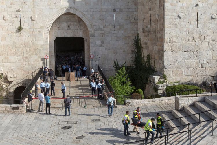 Petugas medis Israel membawa jasad seorang wanita yang ditembak mati usai mencoba melakukan penusukan di gerbang Damaskus yang menjadi salah satu pintu masuk ke kawasan wisata Kota Tua Jerusalem, Rabu (29/3/2017) waktu setempat. 