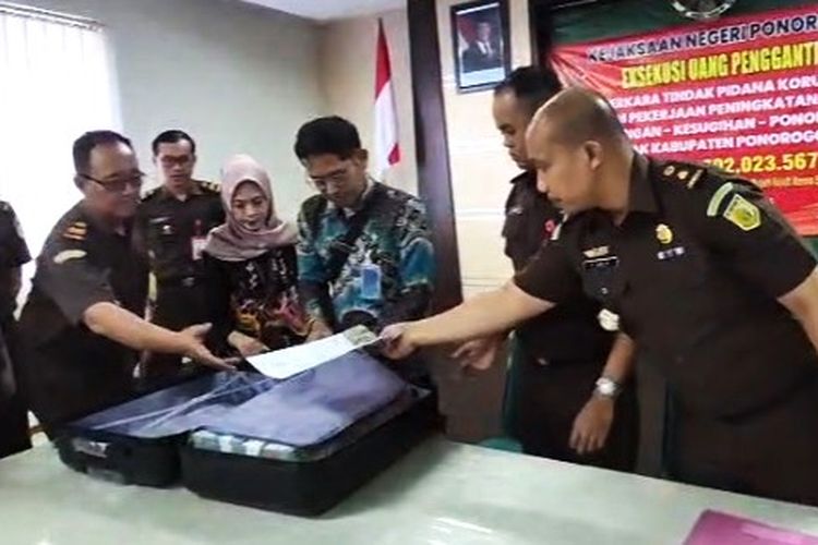 Kejaksaan Negeri Ponorogo mengeksekusi pengembalian uang kerugian negara terpidana dalam kasus tindak pidana korupsi proyek peningkatan jalan Jenangan?Kesugihan di Kecamatan Pulun pada tahun 2017 yang merugikan negara hingga Rp 940,32 juta .