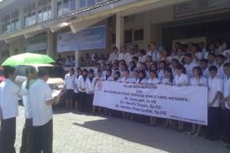 Puluhan Dokter di Ambon berunjuk rasa di depan rumah sakit dr Haulussy di kawasan Kudamati Ambon,Rabu (27/11/2013).aksi ini dilakukan sebagai bentuk solidaritas dan dukungan terhadap tiga rekan seprofesinya di Manado yang divonis 10 bulan penjara atas kasus malpraktek.