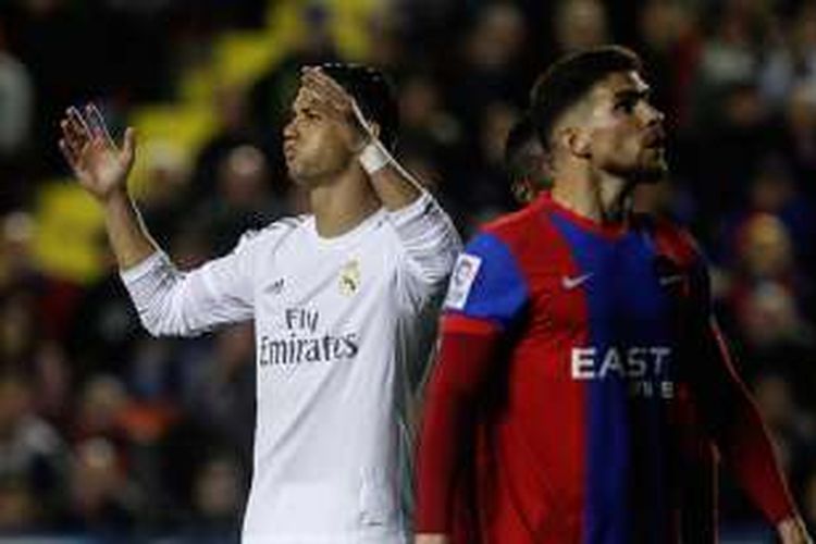 Cristiano Ronaldo mencetak satu gol dan satu assist saat Real Madrid menang di markas Levante, Rabu (2/3/2016). 