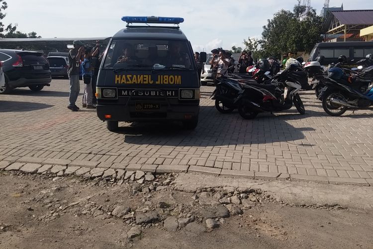 Jenazah terduga teroris Tuban diantar mobil jenazah polisi