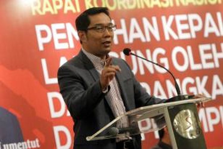 Wali Kota Bandung Ridwan Kamil memberikan pernyataan saat acara rapat koordinasi nasional luar biasa Asosiasi Pemerintah Kabupaten Seluruh Indonesia (Apkasi) dan Asosiasi Pemerintahan Kota Seluruh Indonesia (Apeksi) di Jakarta Selatan, Kamis (11/9/2014). Para bupati dan wali kota memberikan pernyataan sikap menolak rencana penerapan pemilihan kepala daerah (pilkada) tidak langsung karena akan menghilangkan keterlibatan masyarakat untuk mengetahui calon pemimpinnya.