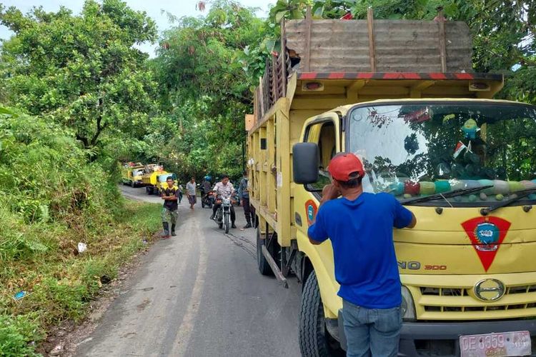 Warga di kawasan Benteng Karang, Kecamatan Teluk Ambon, Kota Ambon memblokade jalan penghubung Ambon- Lehitu, Maluku Tengah karena tak terima jalan rusak di kawasan itu tak juga diperbaiki, Senin (27/9/2021). Akibat aksi itu arus lalu lintas macet total
