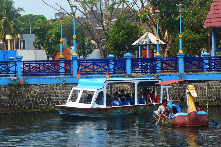 Perahu dan sepeda air di Wendit Waterpark, Kabupaten Malang, Jawa Timur.
