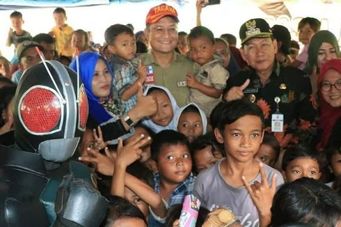 Mensos Bernyanyi dan Memberi Bantuan untuk Korban Banjir Pekalongan