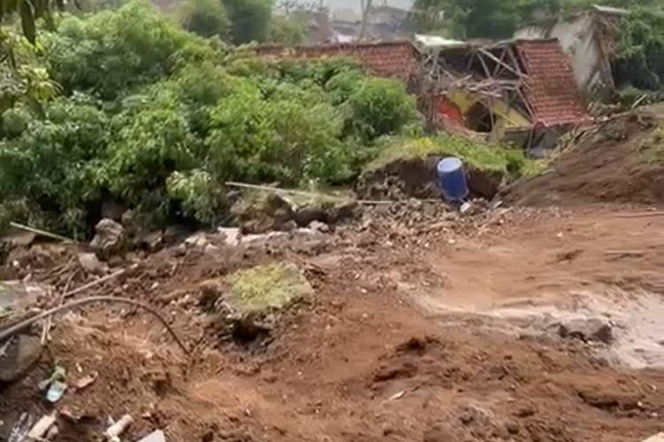 Aparat Kecamatan Ciparay Kabupaten Bandung saat meninjau enam rumah warga di Desa Bumiwangi, Kecamatan Ciparay, Kabupaten Bandung, rusak akibat longsor yang terjadi pada Rabu (10/12/2025) dini hari.