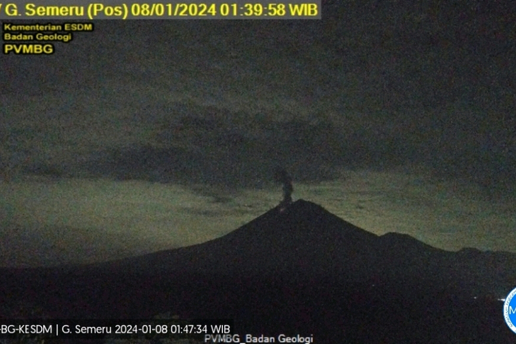 Erupsi Gunung Semeru, luncurkan asap letusan setinggi 2.000 meter, Senin (8/1/2023)