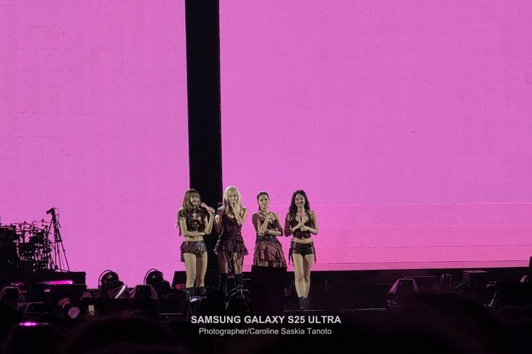 Momen Blackpink tengah berinteraksi dengan para penonton di sela-sela perform lagu menggunakan kamera telefoto 10x dari Samsung Galaxy S25 Ultra