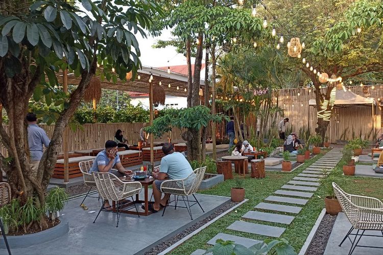 Suasana La Nuna Cafe & Resto, tempat nongkrong berkonsep hidden gem di Tangerang, Banten.