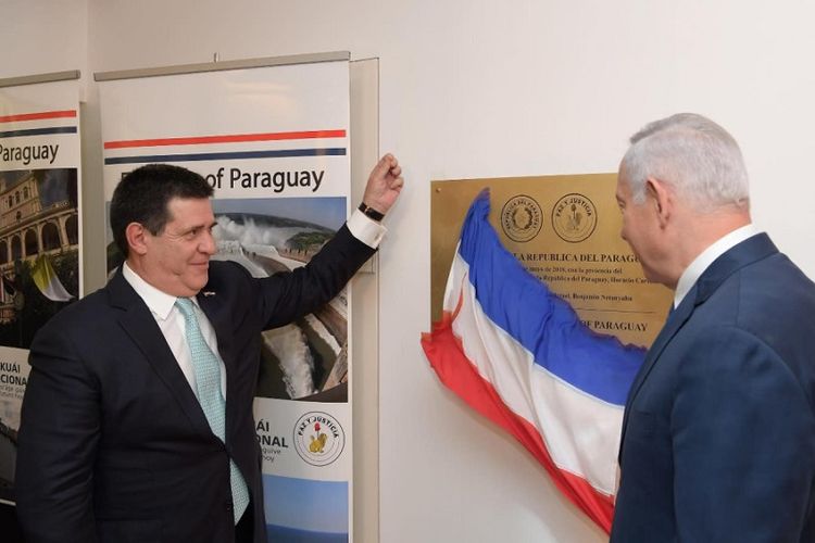 Presiden Paraguay Horacio Cartes (kiri), dan Perdana Menteri Israel Benjamin Netanyahu ketika meresmikan kantor Kedutaan Besar Paraguay di Yerusalem, Senin (21/5/2018).