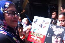 Bunda Slank Beri Dua Buku kepada Ibunda Jokowi