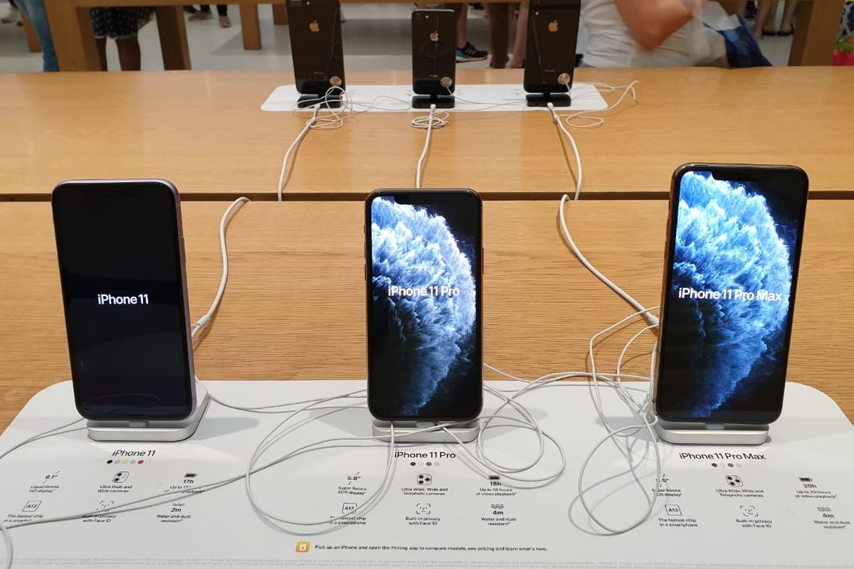 iPhone 11 series yang terpajang di salah satu Apple Store di Singapura.