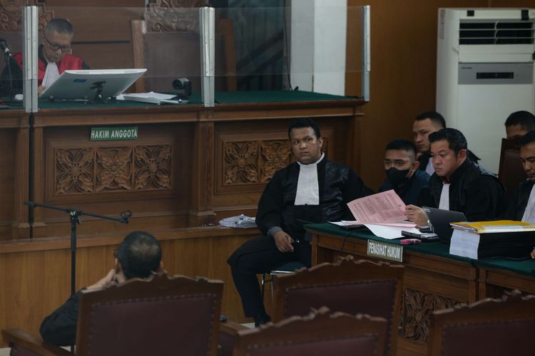 Mario Dandy Satriyo, terdakwa penganiayaan remaja berinisial D mendengarkan kesaksian Jonathan Latumahin, ayah D di Pengadilan Negeri (PN) Jakarta Selatan, Selasa (13/6/2023). Agenda sidang lanjutan kali ini mendengarkan keterangan saksi.