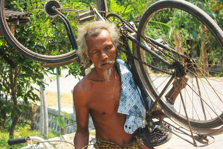 Selama 20 tahun terakhir kemiskinan mebuat mbah Wardi terpaksa tinggal di Pos Ronda.