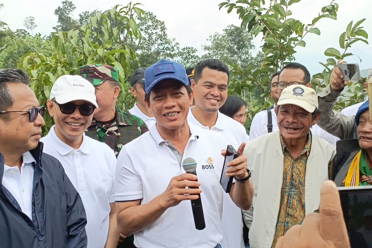 Menteri Lingkungan Hidup, Hanif Faisol Nurofiq saat diwawancarai di lereng Gunung Mandalasari, Kecamatan Cikancung, Kabupaten Bandung, Jawa Barat, Minggu (2/2/2025)