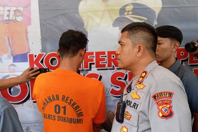 Kepala Polres Sukabumi AKBP Maruly Pardede (kanan) bertanya kepada tersangka E saat konferensi pers di Palabuhanratu, Sukabumi, Jawa Barat, Selasa (29/8/2023).