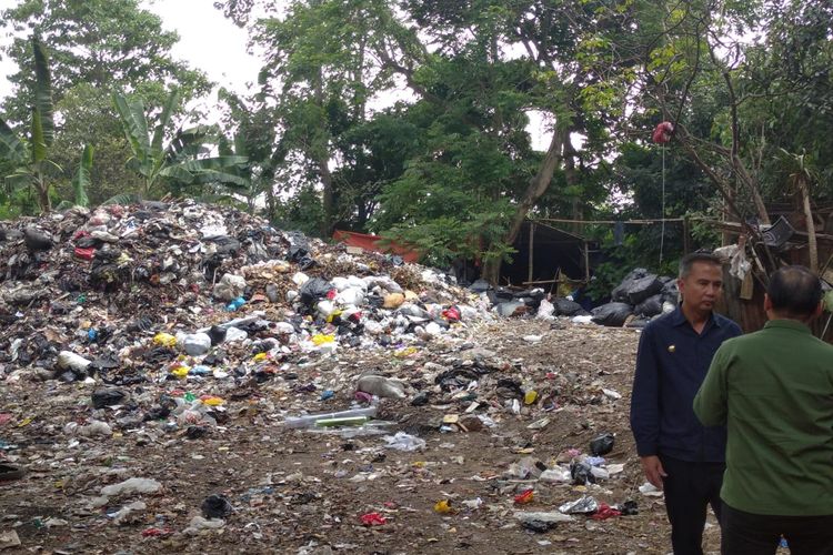 Pj Gubernur Bey Triadi Machmudin bersama Pj Wali Kota Bandung, Bambang Tirtoyuliono meninjau TPS Babakan Siliwangi, Kota Bandung, Kamis (21/9/2023).