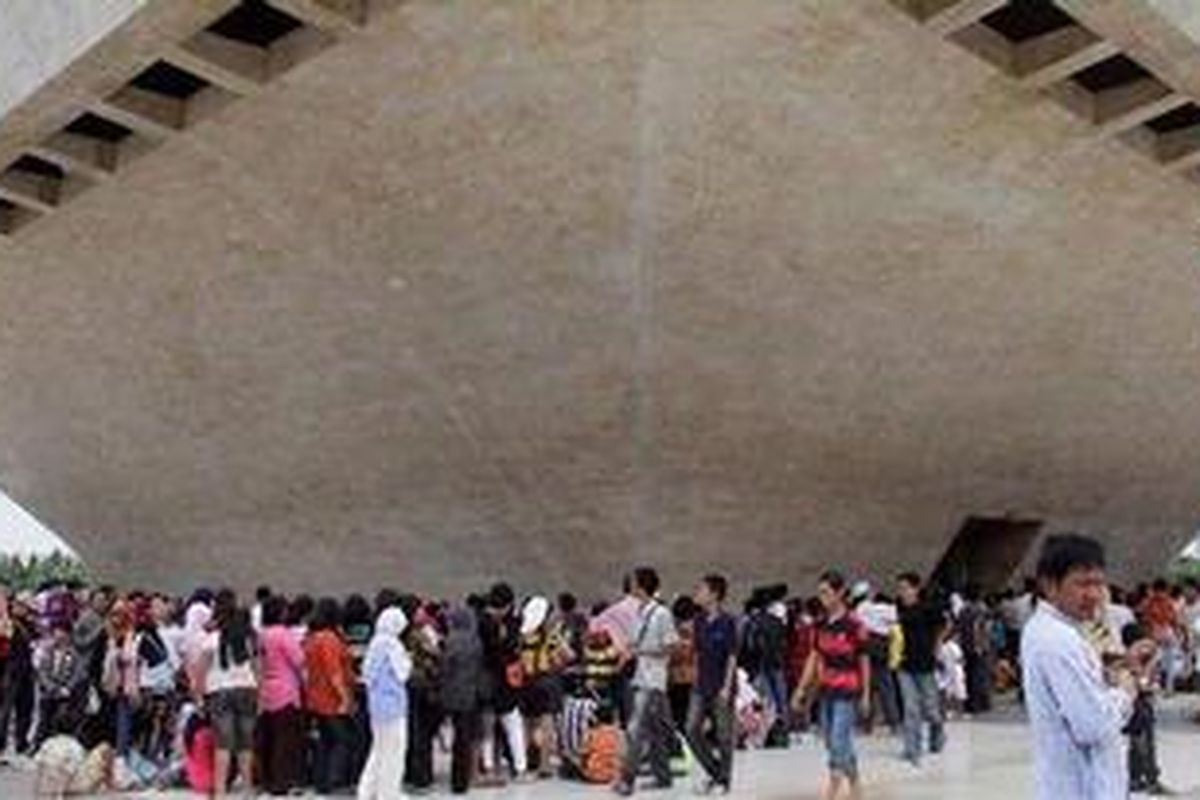 Warga mengantre untuk memasuki Tugu Monumen Nasional, Jakarta, Sabtu (25/12/2010).  