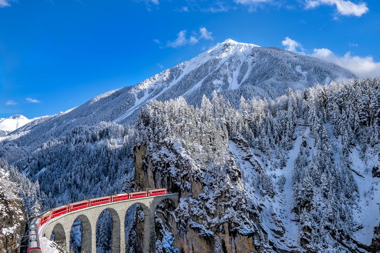 Ilustrasi kereta panorama di Swiss, Glacier Express. 