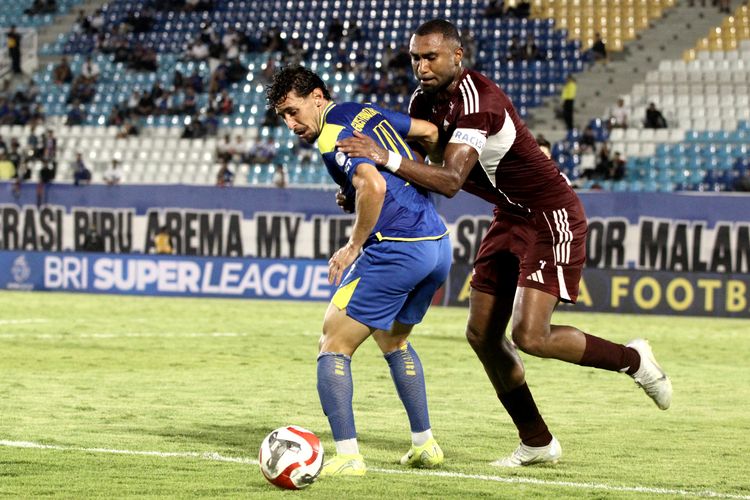 Pemain Arema FC Gustafo Franca dijaga ketat pemain PSM Makassar Yuran Fernandes saat laga pekan ke-32 Super League 2025-2026 yang berakhir dengan skor 3-0 di Tadion Kanjuruhan Kabupaten Malang, Minggu (9/5/2026) sore.